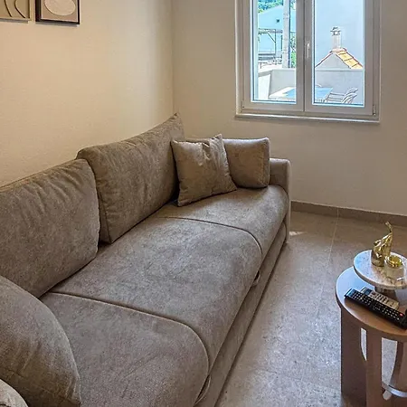 Апартаменти Cozy In With Wifi *
